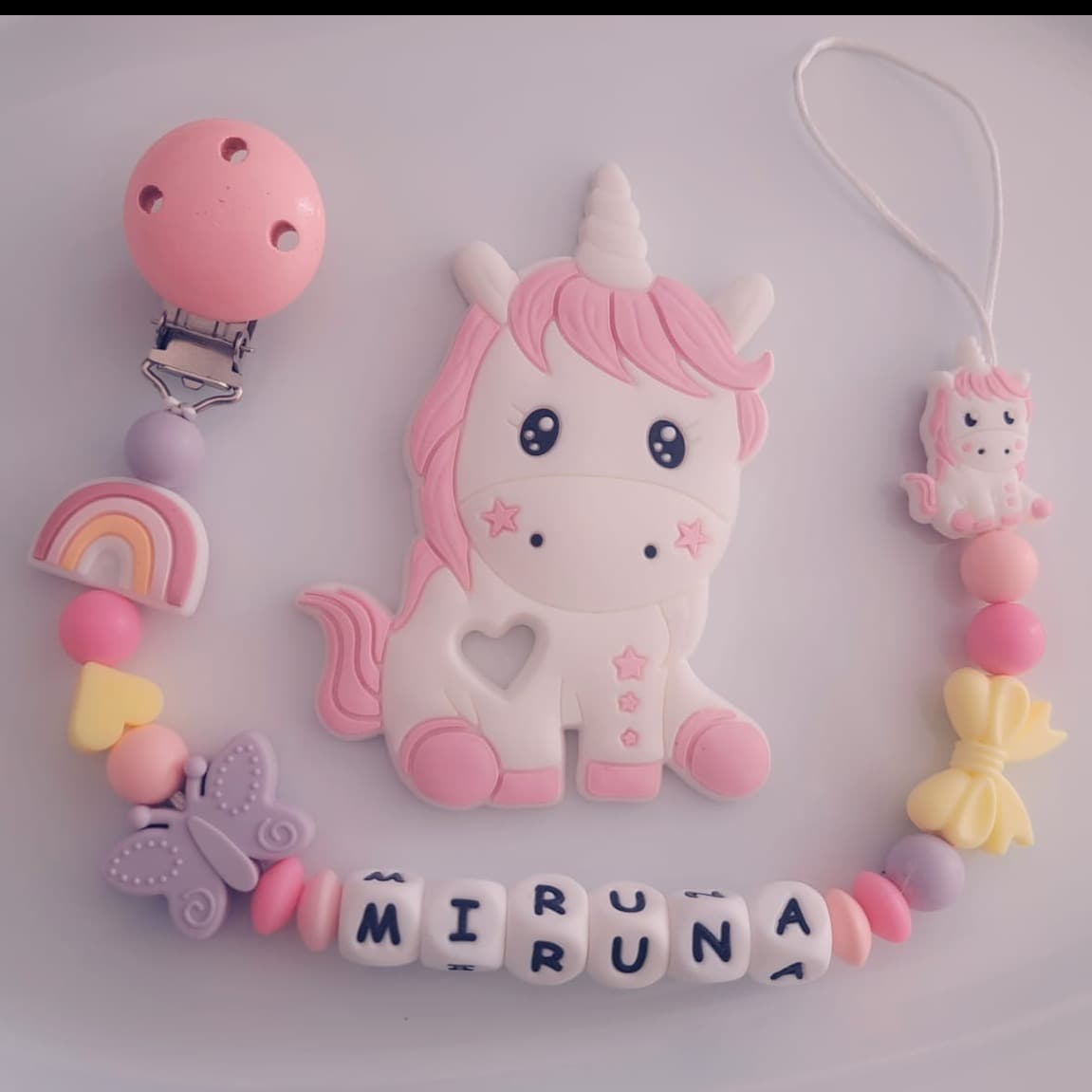 Set unicorn – lănțișor de suzetă personalizat cu nume și jucărie pentru motricitate