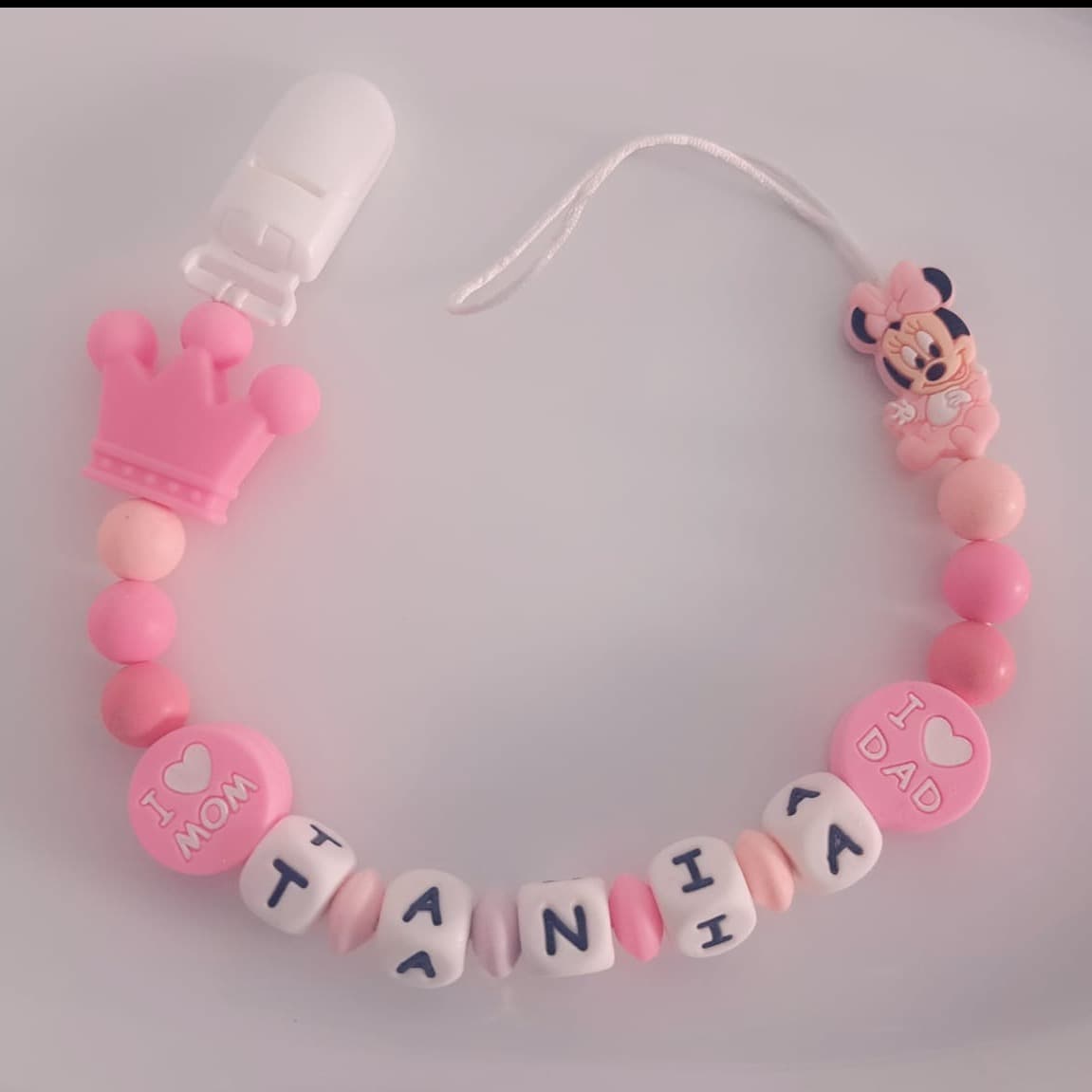 Fetiță cu coroniță – lănțișor de suzetă personalizat cu nume