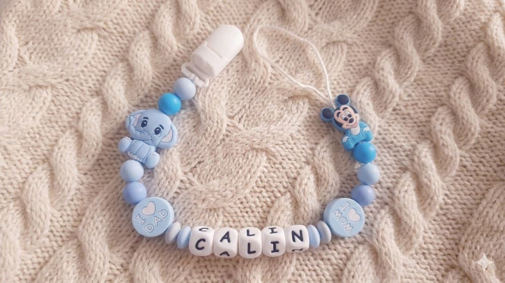 Love elegantel – lănțișor de suzetă personalizat cu nume 