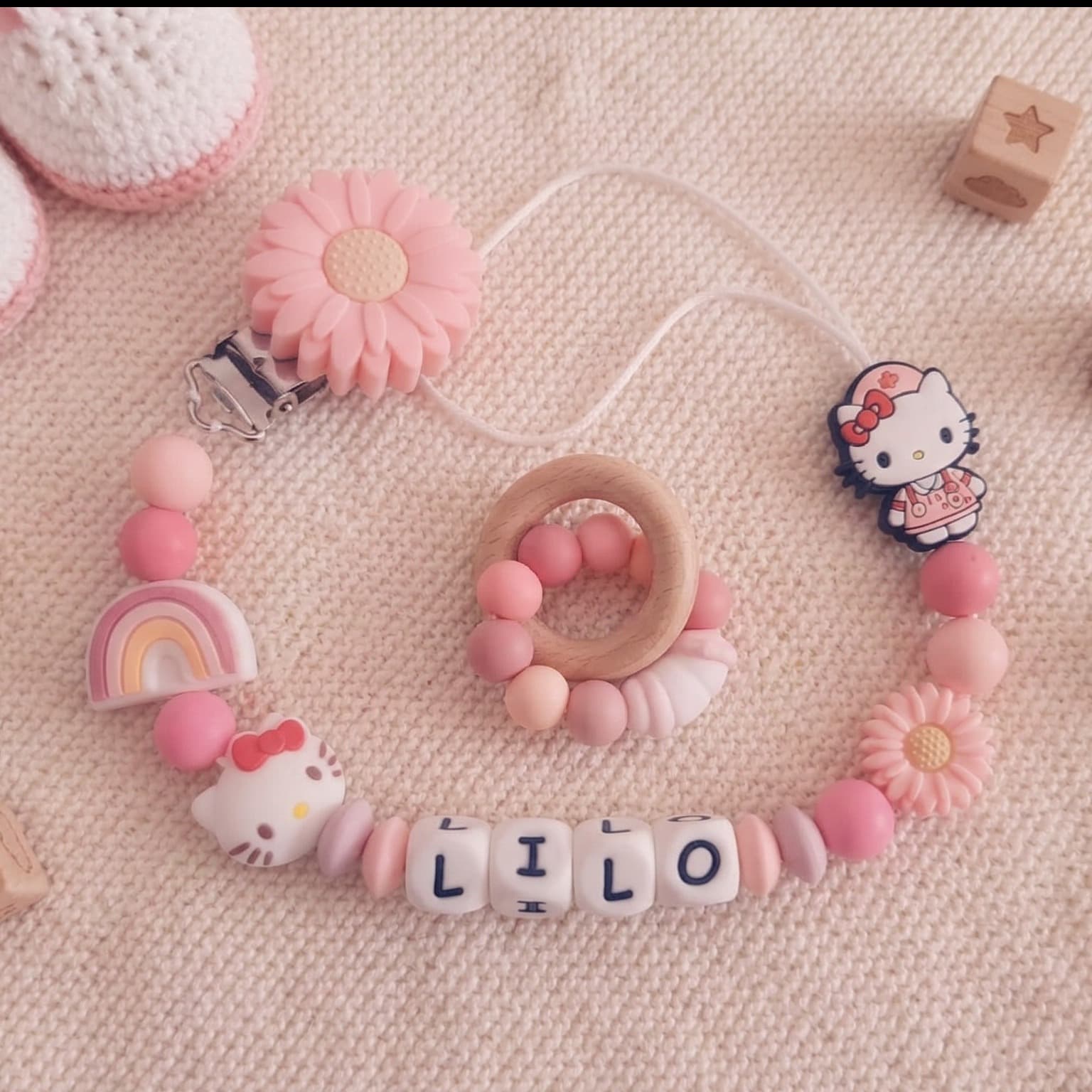 Lăbuțe Roz – lănțișor de suzetă personalizat cu nume