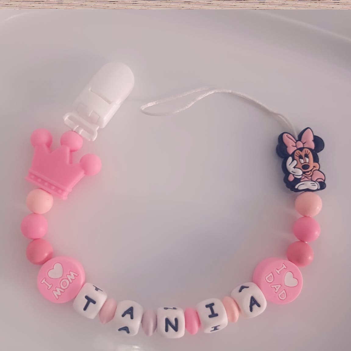 Micuța Regală – lănțișor de suzetă personalizat cu nume